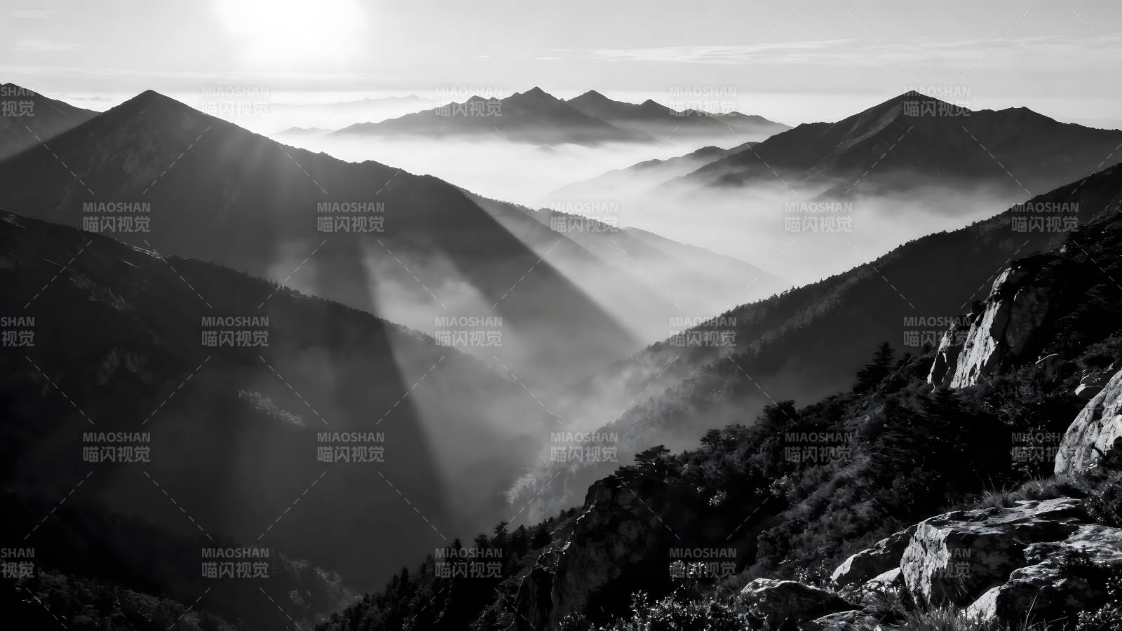 山巒霧氣黑白攝影光影交錯-圖片