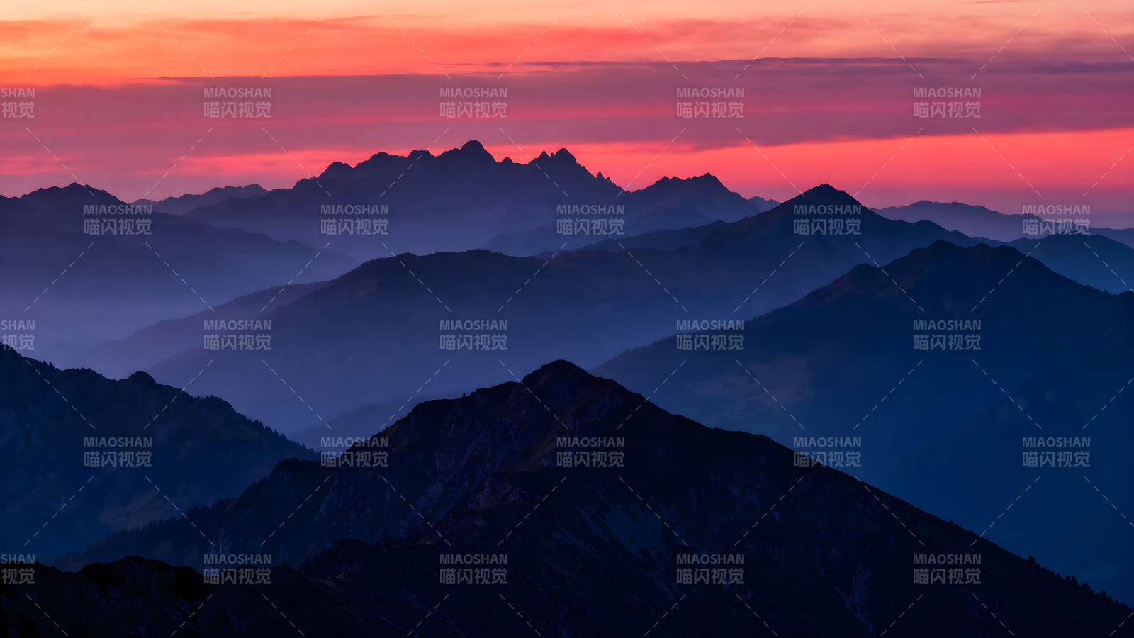 山峦剪影下的绚丽晚霞图片