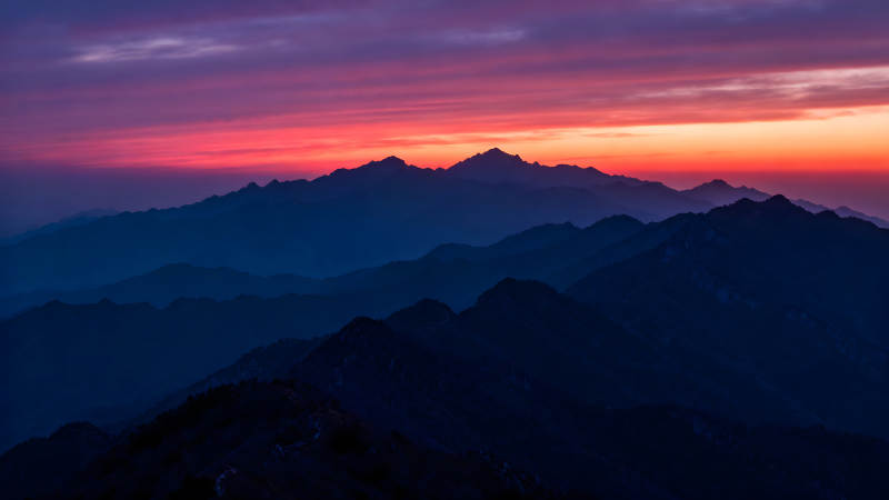 壮丽的紫色夕阳下山峦层叠图片