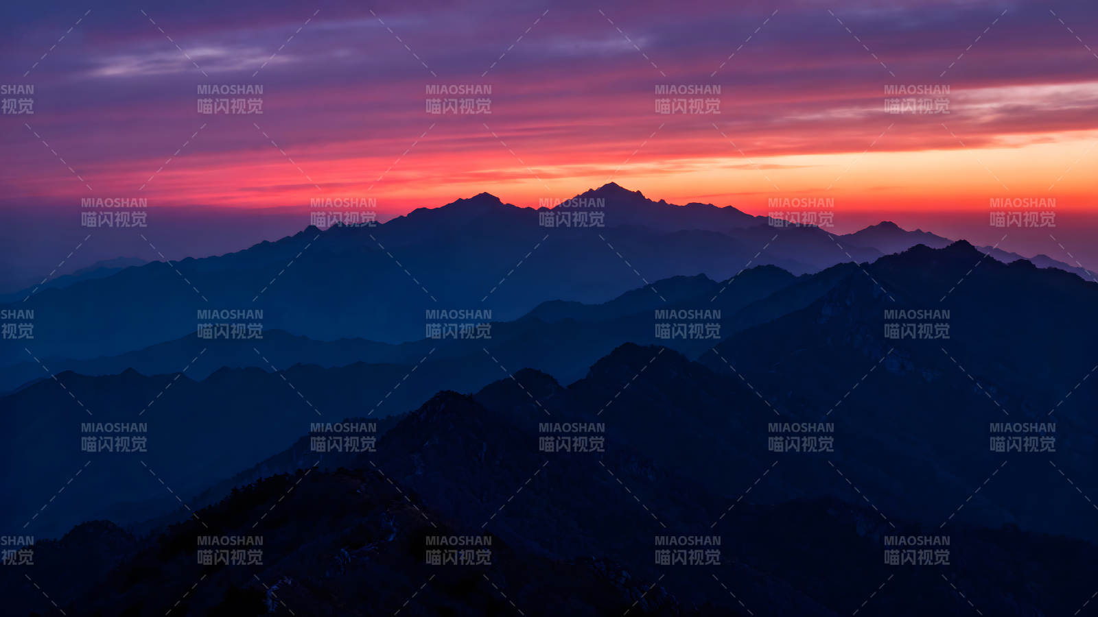 壮丽的紫色夕阳下山峦层叠图片