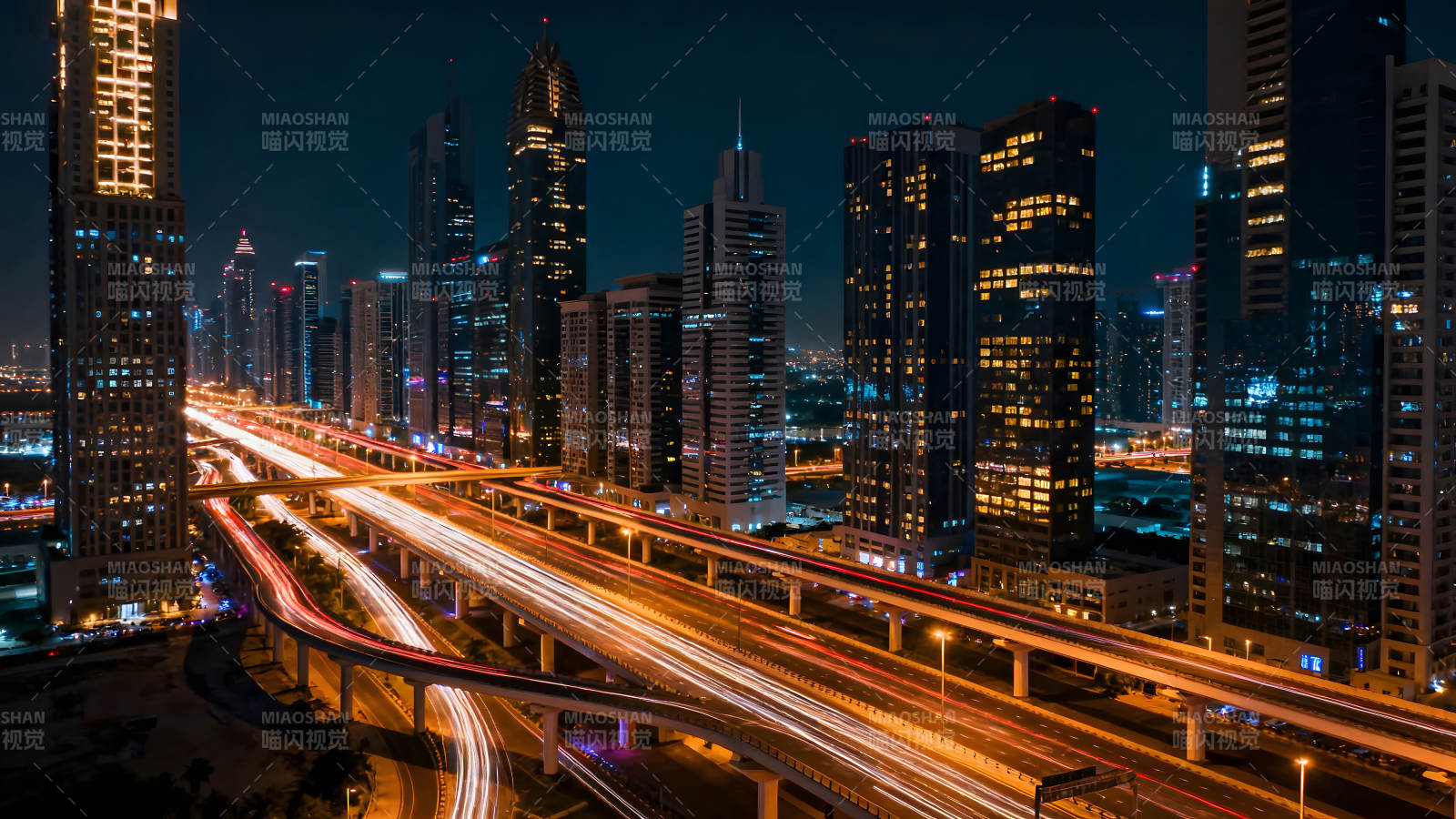 夜幕下的城市高楼与车流图片