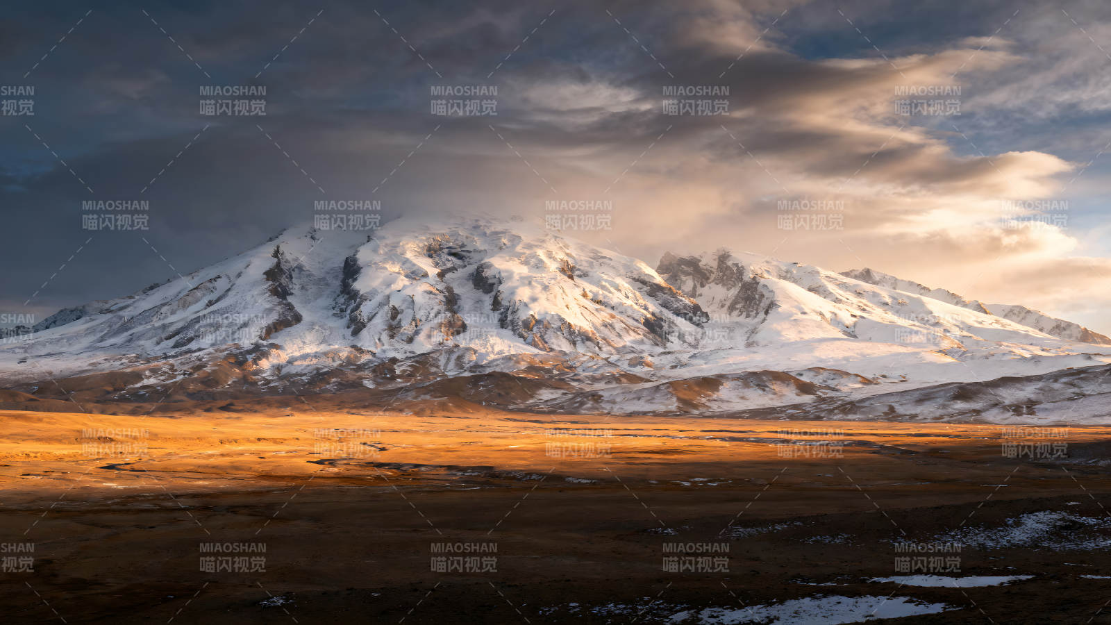 雪山映照金色平原光影交织图片