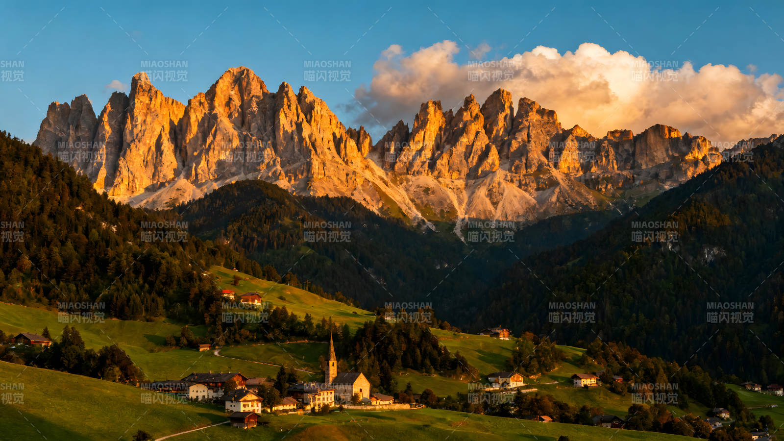 山峰村庄日落金光唯美风光图片
