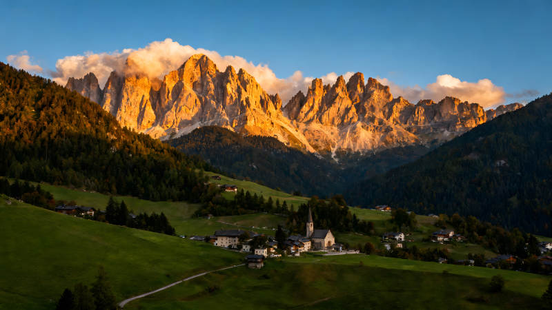 金山下的村莊風景如畫-圖片