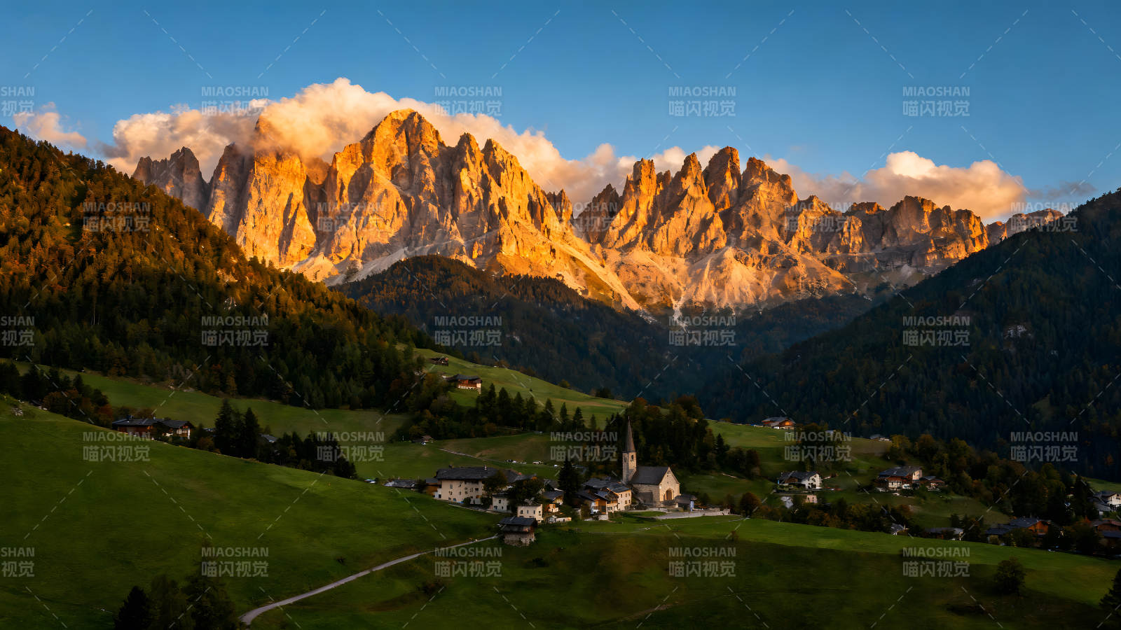 金山下的村莊風景如畫-圖片