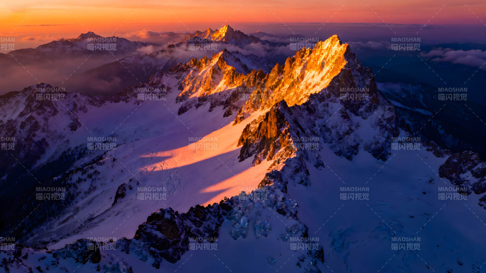 雪山日出金光万丈令人震撼-图片
