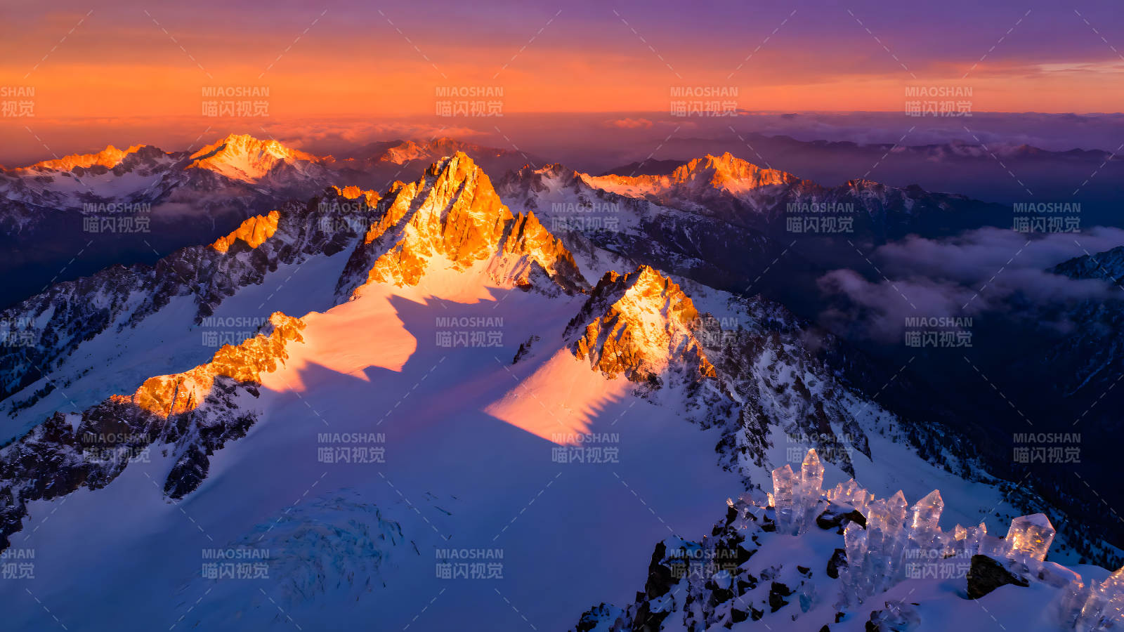 山峰日出辉煌壮丽景象图片