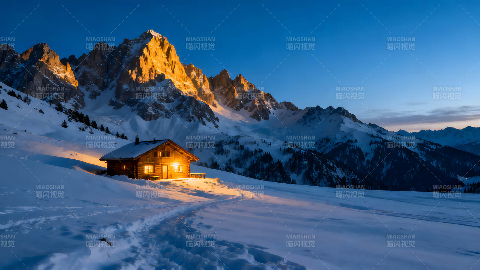 雪山小屋沐浴在夕阳余晖中图片