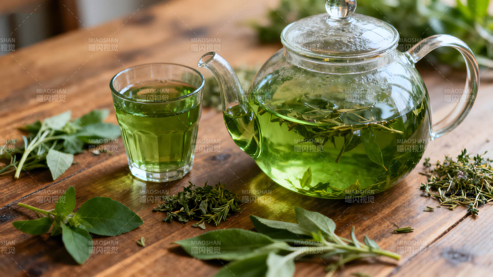 草本茶與茶具特寫圖片