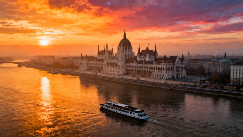 布達佩斯議會大廈日落景觀-圖片