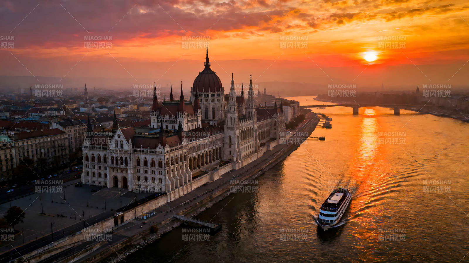 布达佩斯国会大厦日落美景图片