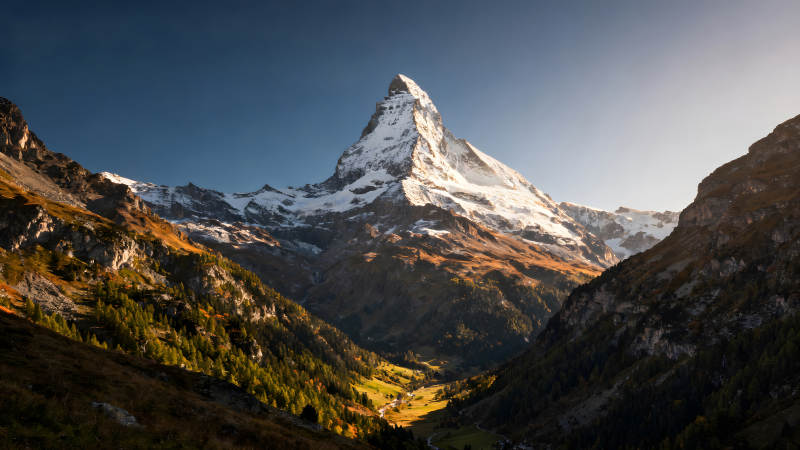 壯麗山景雪山聳立山谷幽深-圖片