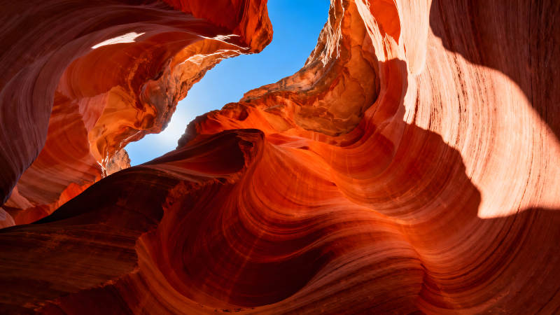 峡谷内部仰视视角呈现的橙红色岩壁结构-图片