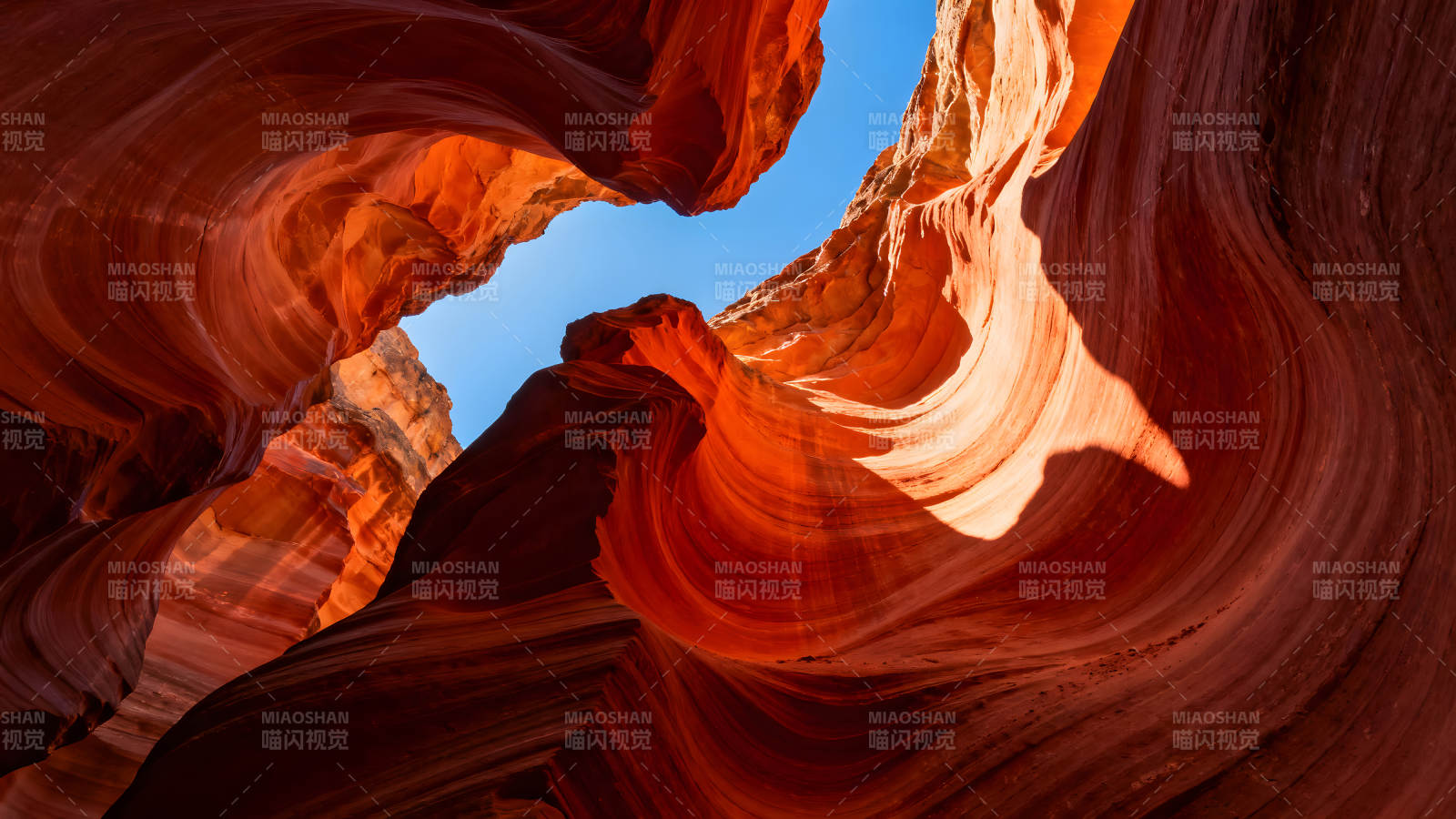 峡谷内部红岩层奇特景象阳光穿透图片