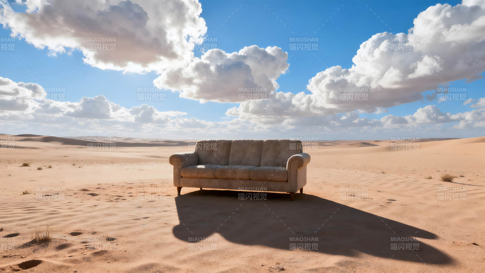 沙发伫立在沙漠中蓝天白云下图片