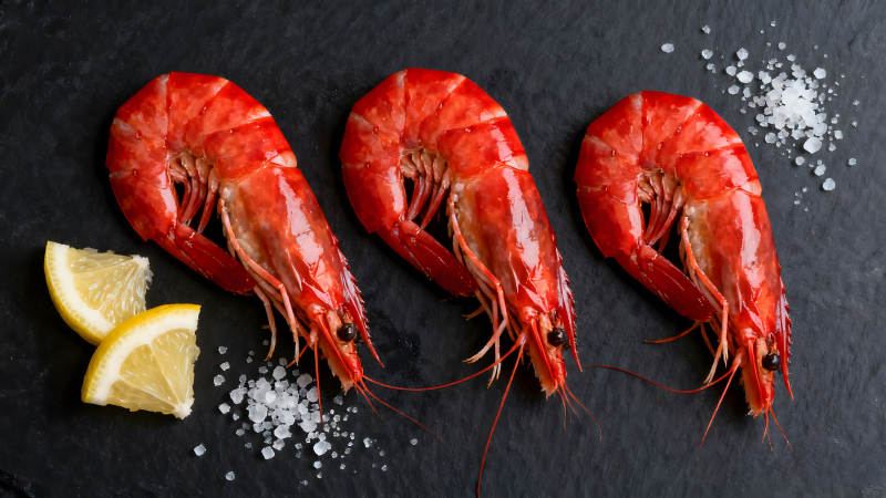 新鲜虾仁配柠檬和海盐-图片