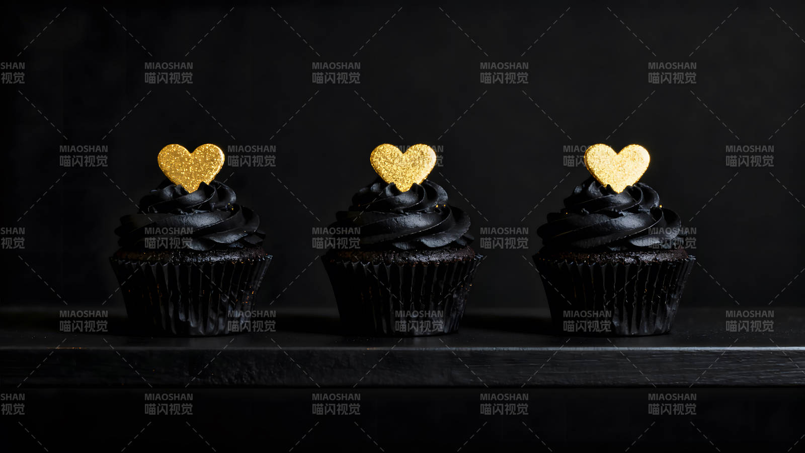 黑色的纸杯蛋糕和金色的心-图片