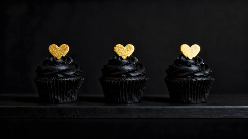 黑色的纸杯蛋糕和金色的心-图片