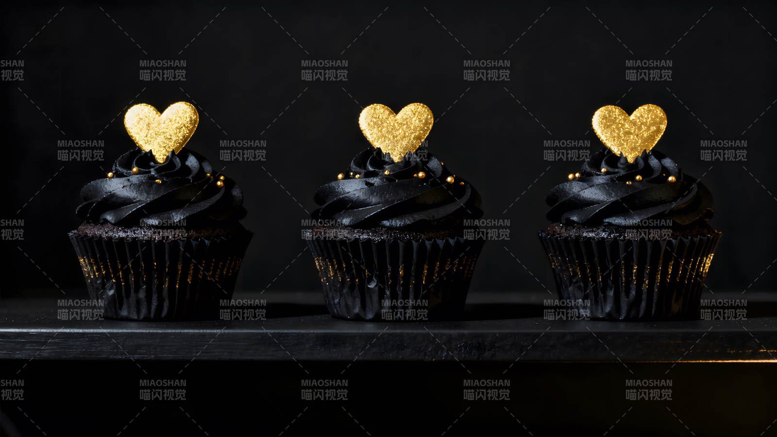 黑色纸杯蛋糕装饰金色爱心-图片