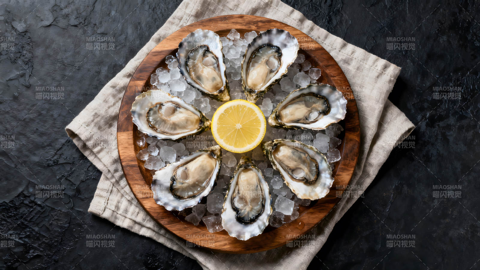 生蚝配柠檬置于冰块上-图片