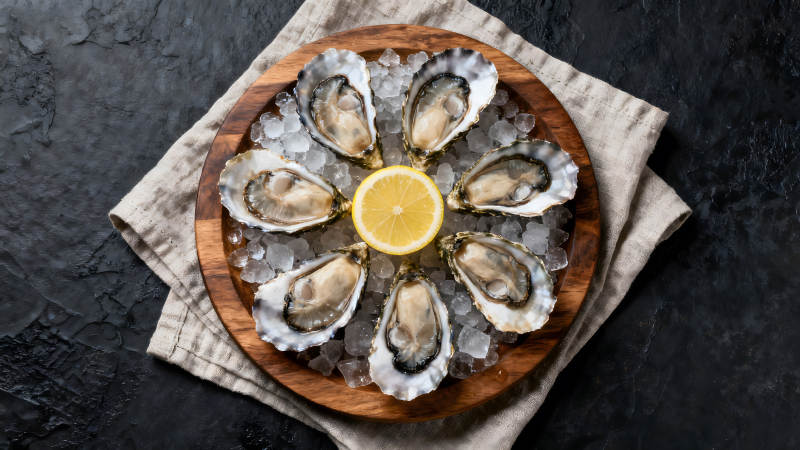 生蚝配柠檬置于冰块上-图片