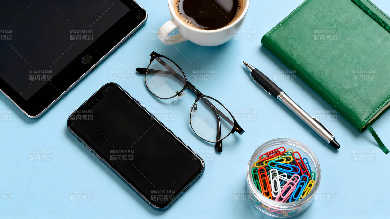 办公用品摆放整齐蓝色背景-图片