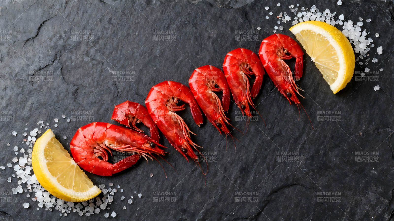 红虾柠檬美食黑石板上静置-图片