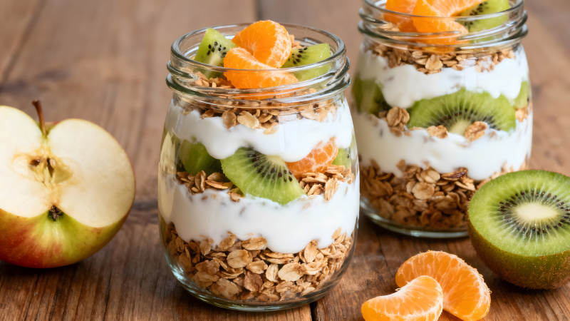 美味的水果酸奶杯和新鲜的水果-图片