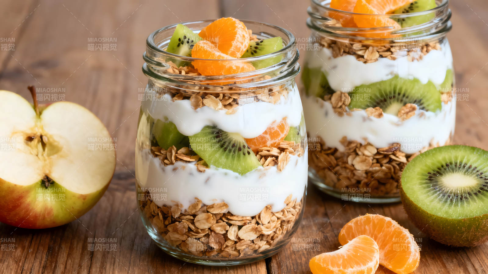 美味的水果酸奶杯和新鲜的水果-图片