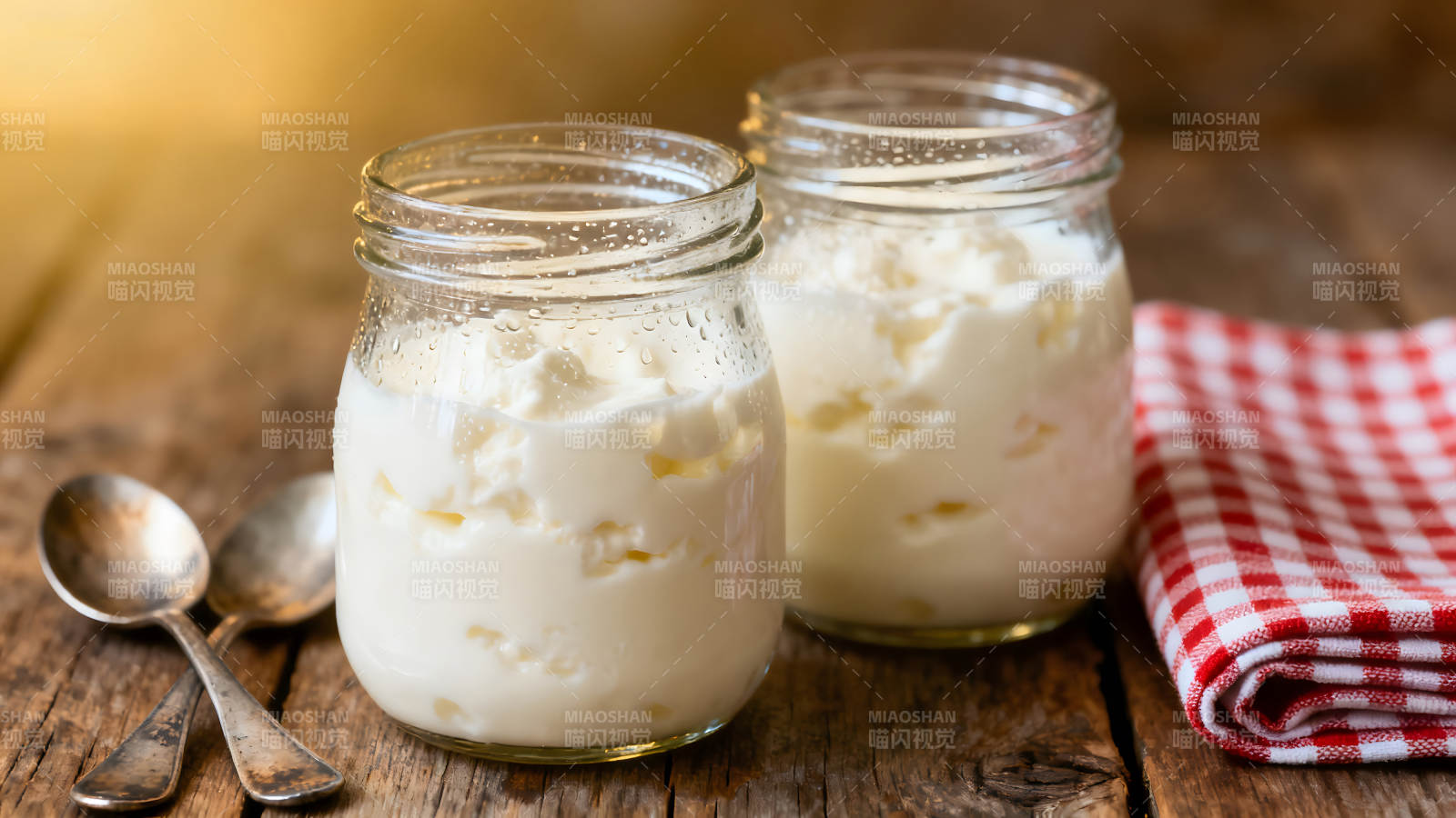 罐装奶油与餐巾的特写-图片