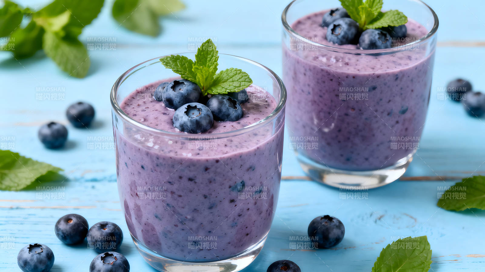 蓝莓奶昔与薄荷装饰-图片