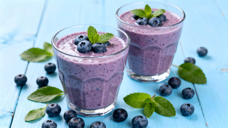 两杯蓝莓冰沙特写-图片