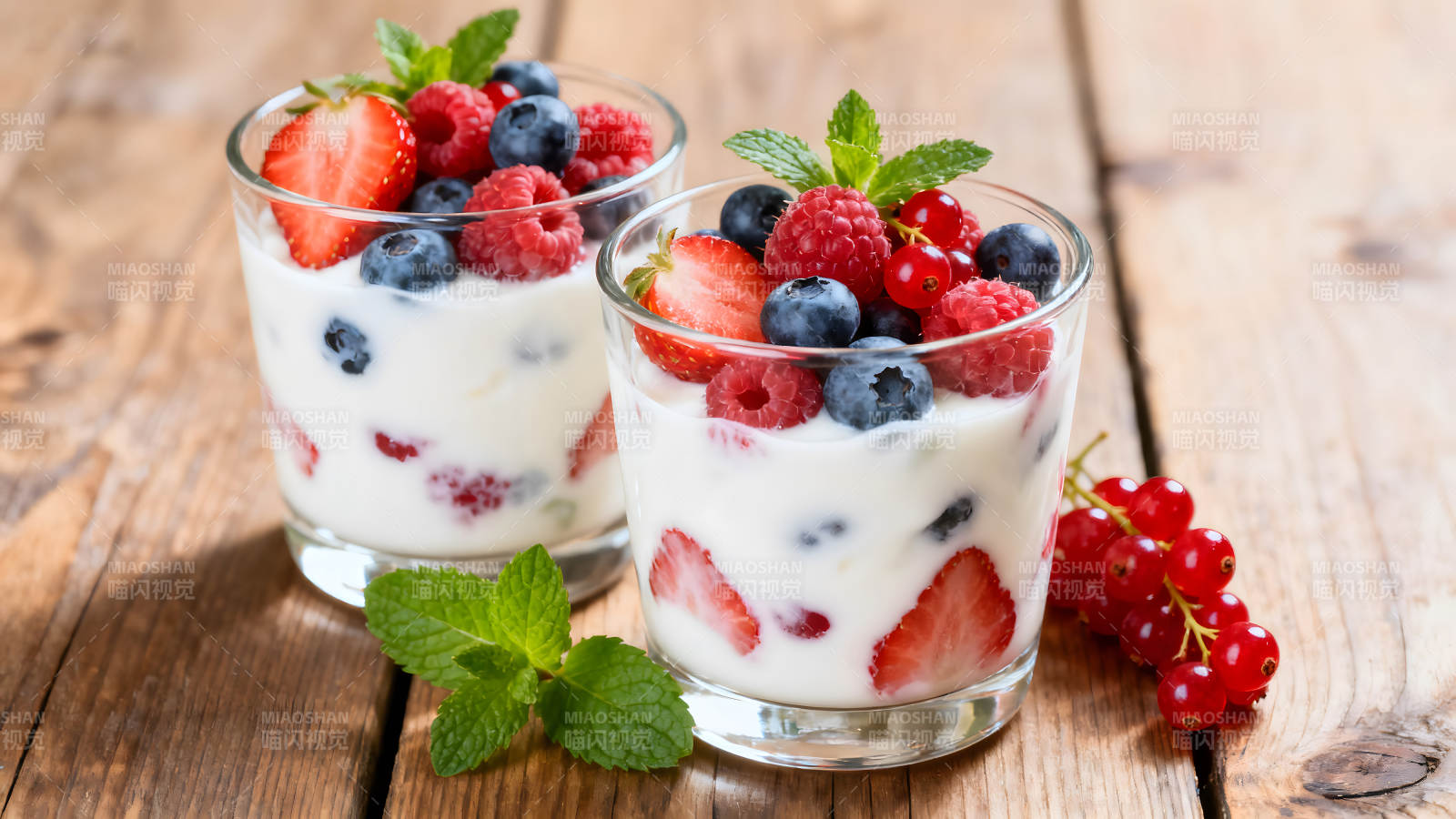 美味的水果酸奶特写镜头-图片