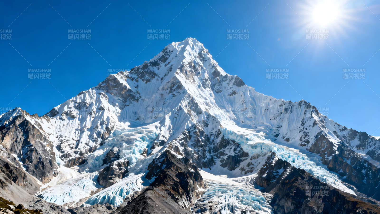 雪山藍(lán)天陽光下的壯麗景色-圖片