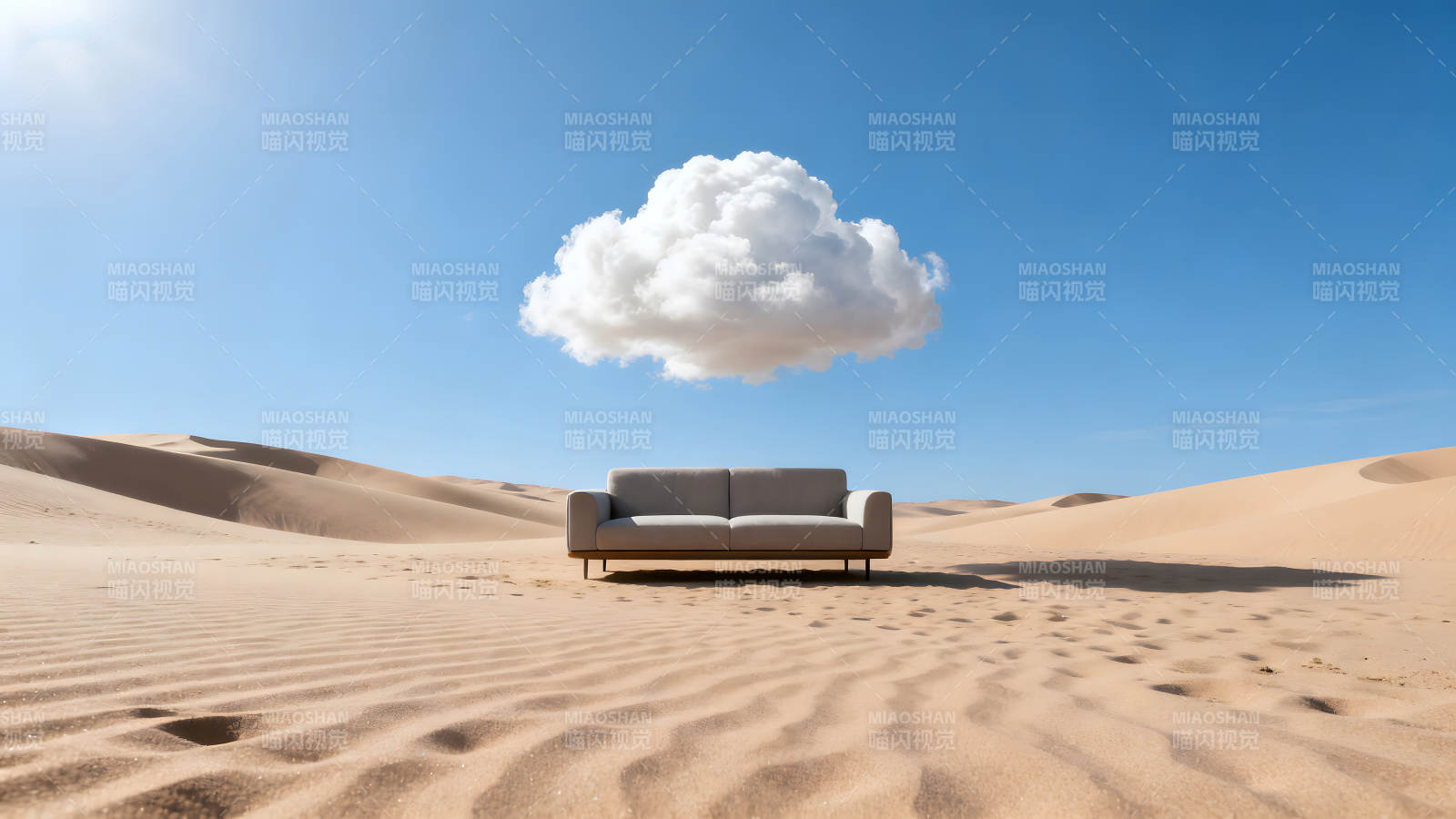 沙漠中的沙发和云朵景象奇特-图片
