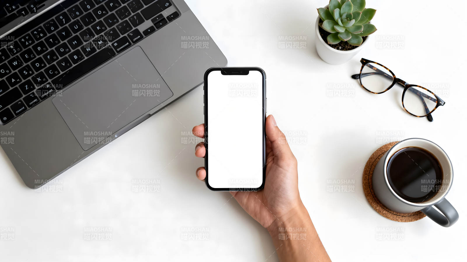 手机与办公用品的简约桌面图片