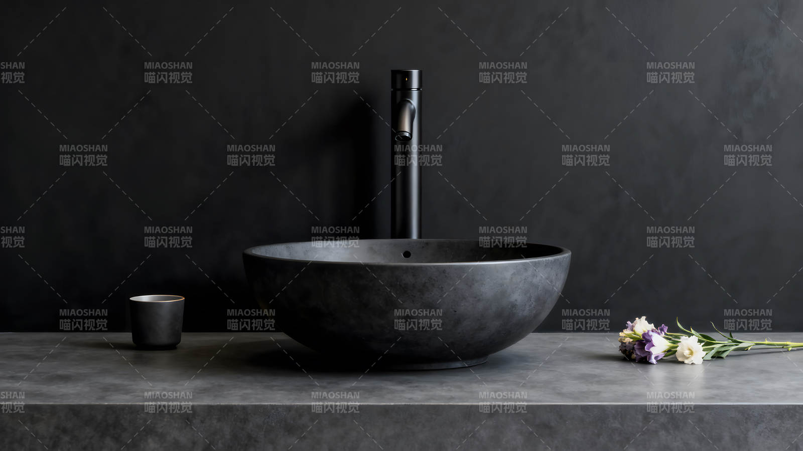 黑色洗手盆搭配花朵与茶杯图片