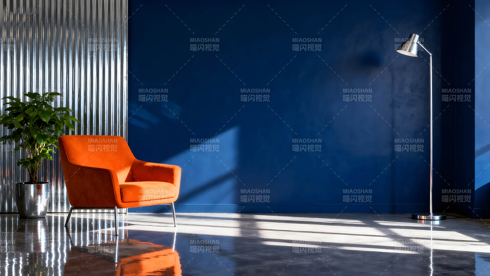 橙色沙发蓝色墙面光影交错-图片