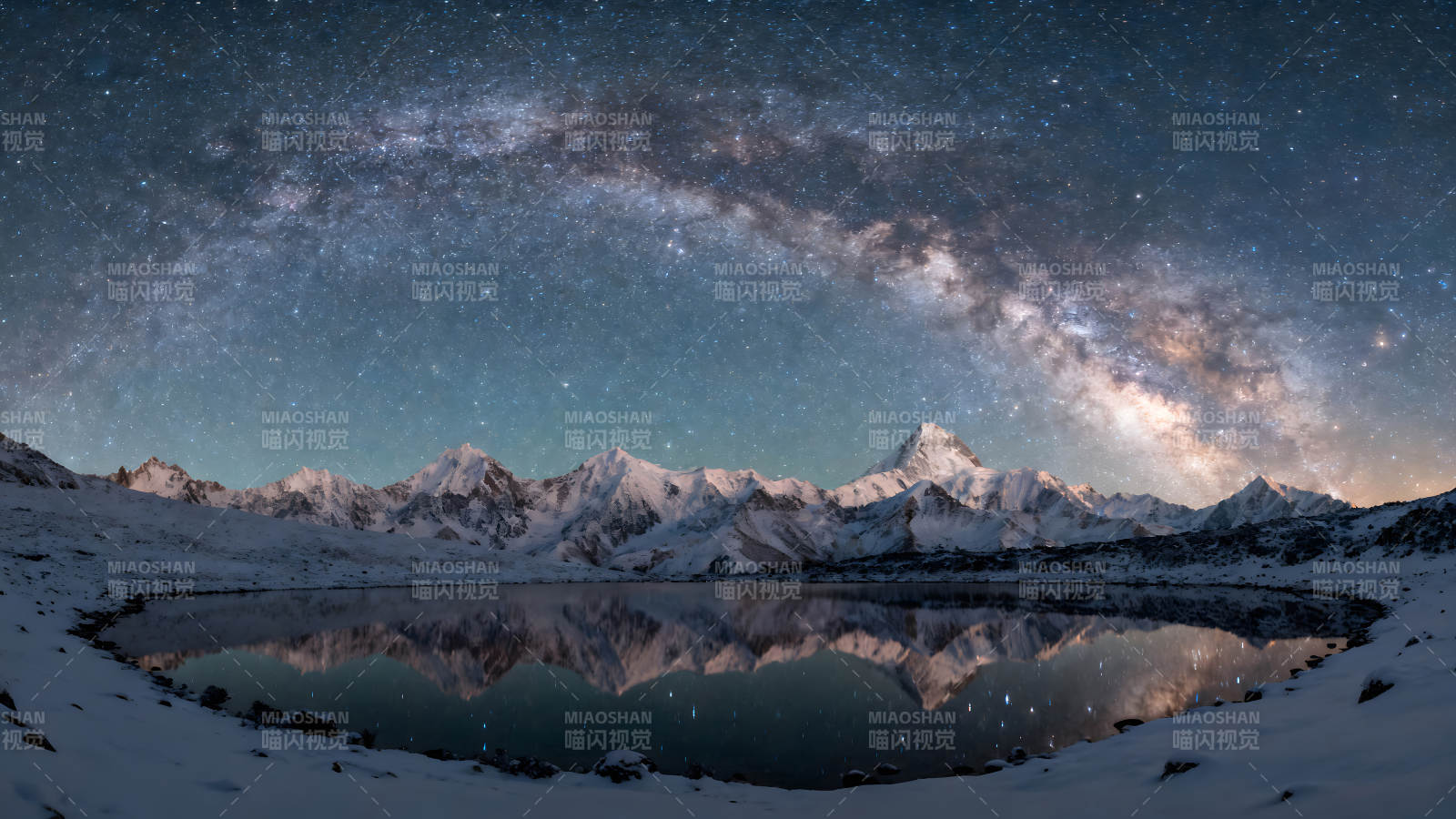 星空下的雪山湖泊倒影图片