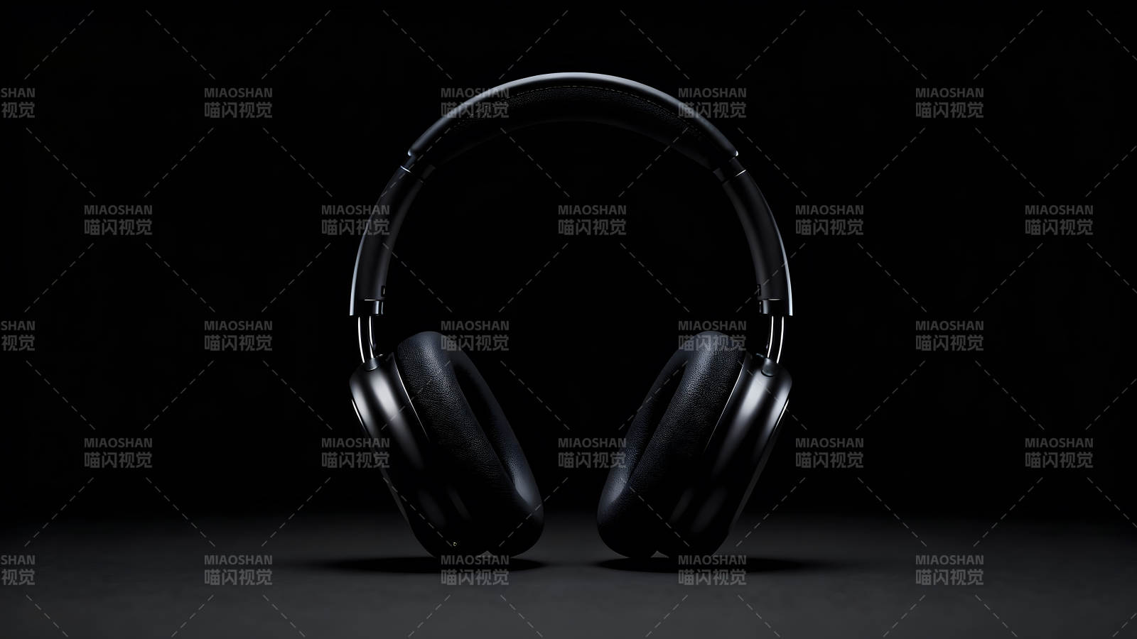 黑色耳机在黑色背景下特写图片