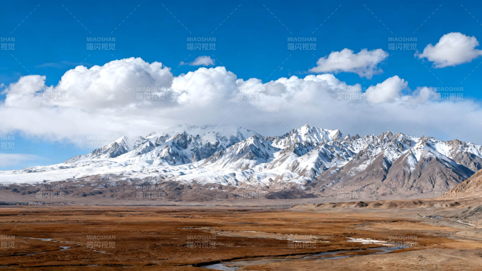 雪山蓝天下的壮阔景象图片