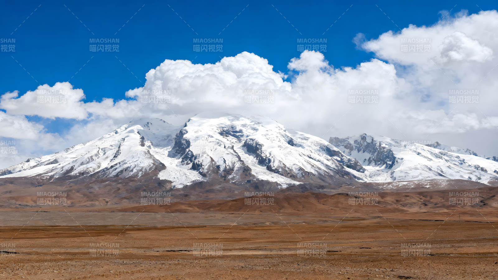 雪山蓝天下的壮丽景色图片