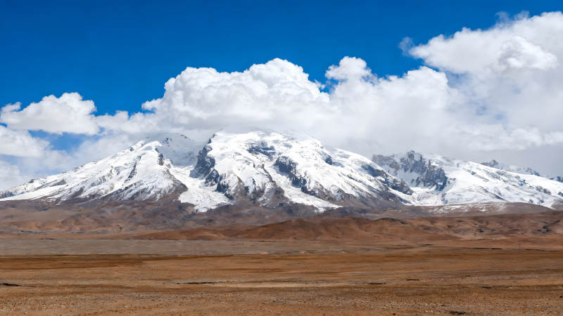 雪山蓝天下的壮丽景色-图片