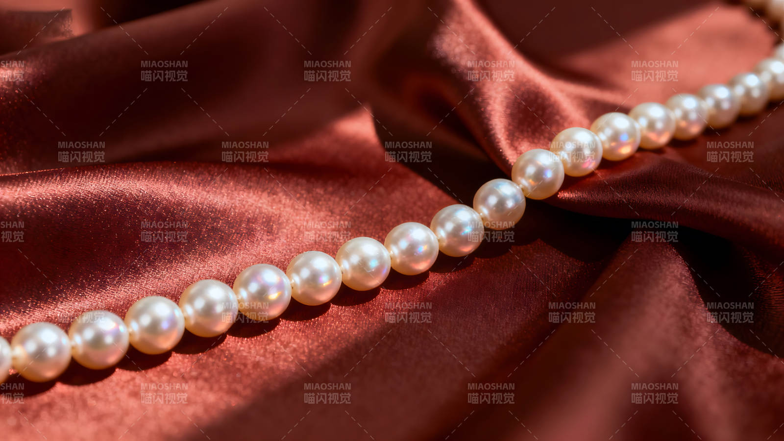 珍珠項鏈在紅綢緞上閃耀-圖片