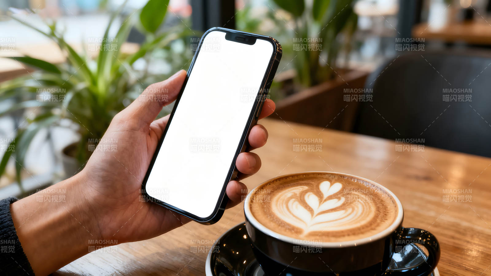 手持手机和咖啡享受惬意时光-图片