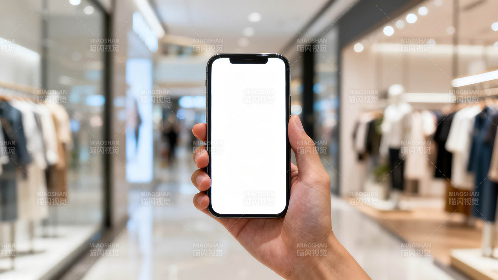 手持手机在商场展示购物-图片
