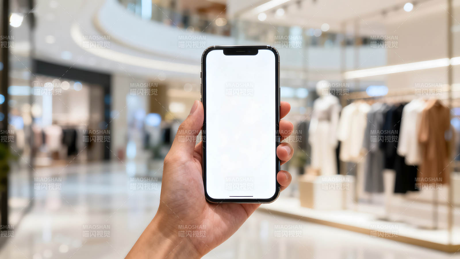 手持手机在商场内展示-图片