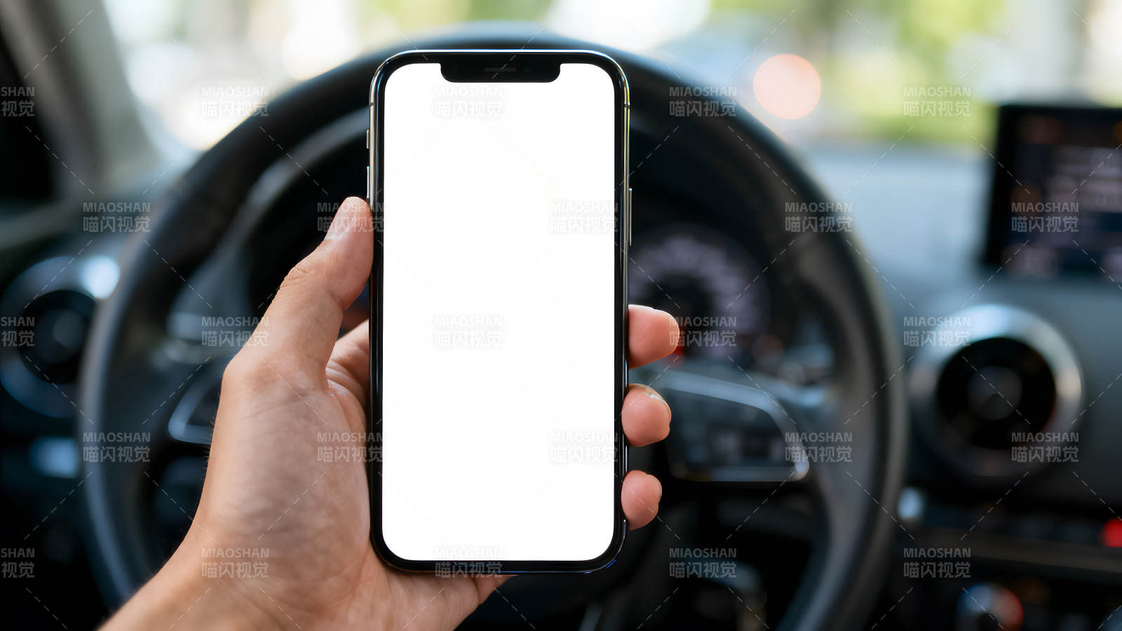 手持手机在车内拍摄场景图片