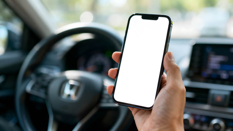 手持手机在车内显示屏空白-图片