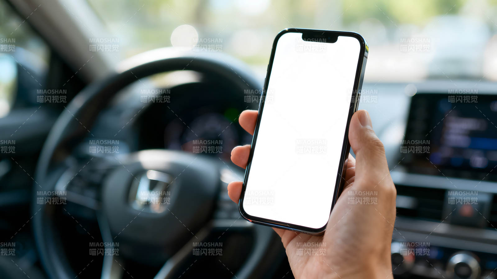 手持手机在车内显示屏空白-图片